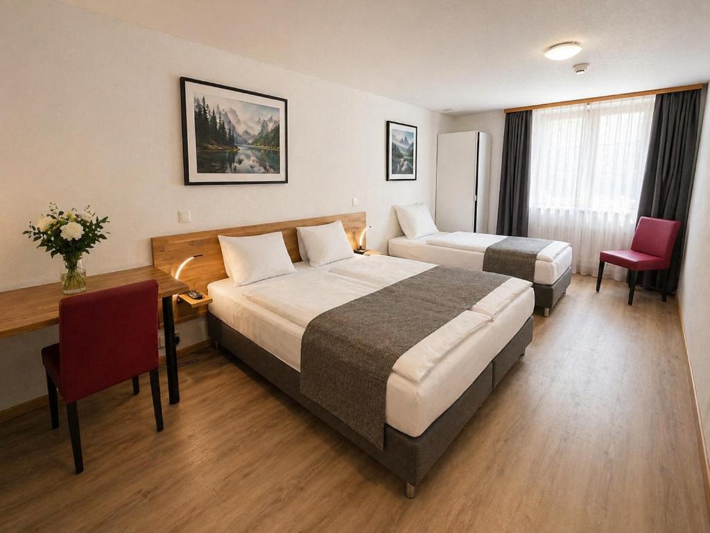 Standard-Dreibett-Familienzimmer im Hotel Drei Könige, bestehend aus einem Doppelbett und einem separaten Einzelbett mit weißer Bettwäsche, geschwungenen Leselampen und Landschaftsbildern an der Wand.